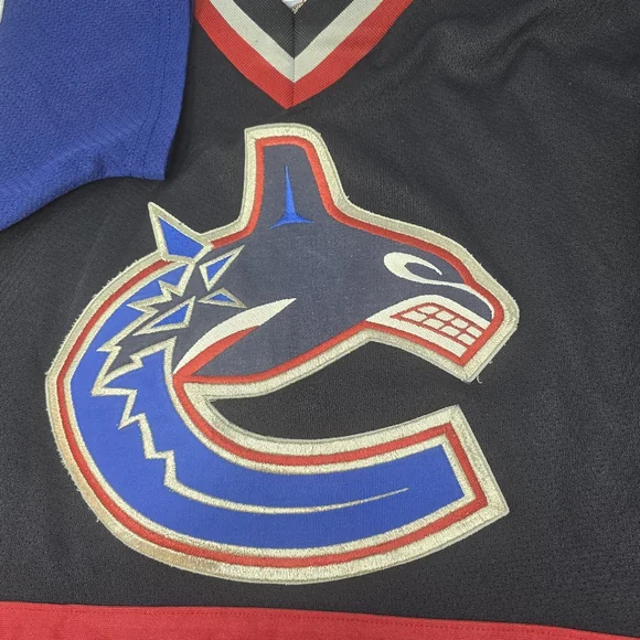 Vintage CCM Vancouver Canucks Orca Jersey Navy Men's Size Medium Made In Canada. - Picture 9 of 10